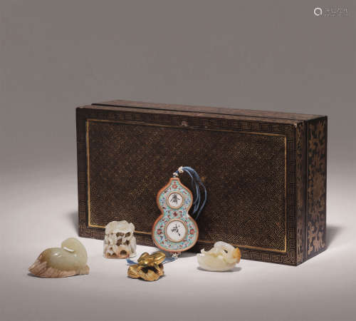 清 黑漆描金多宝盒内含古玉三件 瓷斋戒牌一件 鎏金文镇一件