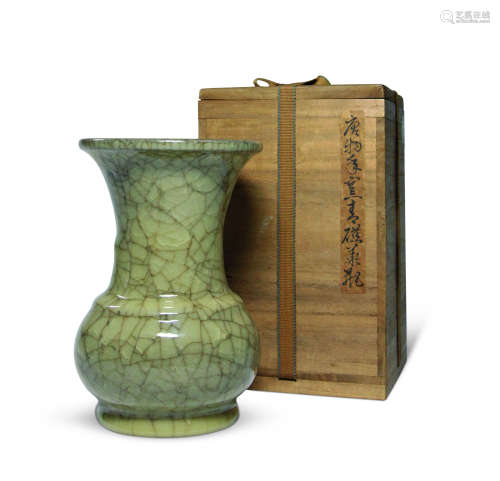 米色青瓷花瓶