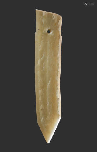 A FINELY CARVED SMALL GE DAGGER-AXE IN YELLOWISH JADE WITH DELICATE GROOVES