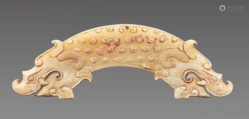 A POWERFUL HUANG ARCHED PENDANT WITH FINELY DETAILED DRAGON HEADS AND A PATTERN OF RAISED CURLS