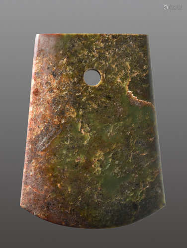 A STRIKING YUE AXE WITH A PERFECT FINISH AND MIRROR-LIKE POLISHING CARVED FROM A RICHLY TEXTURED NEPHRITE JADE