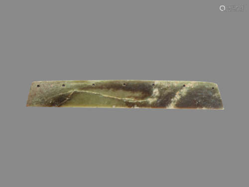 AN EXCEPTIONALLY RARE 60 CM LONG CEREMONIAL BLADE IN THESHAPE OF A LARGE KNIFE WITH SEVEN FASTENING HOLES CARVEDFROM A BRILLIANT GREEN VARIETY OF JADE