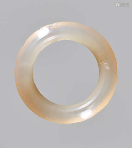 A PALE WHITE AGATE RING