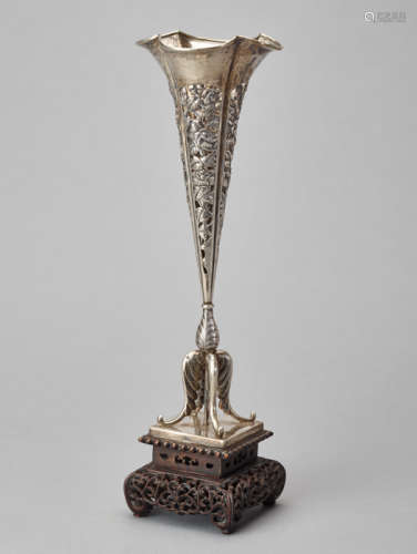 A WO SHING EXPORT SILVER TRUMPET VASE WITH DRAGON, 1880s