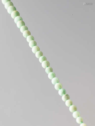 A MINT GREEN JADEITE NECKLACE, 82 BEADS, QING DYNASTY