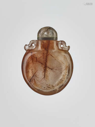 A TOURMALINE NEEDLE CRYSTAL ‘PENDANT’ SNUFF BOTTLE, 19th CENTURY