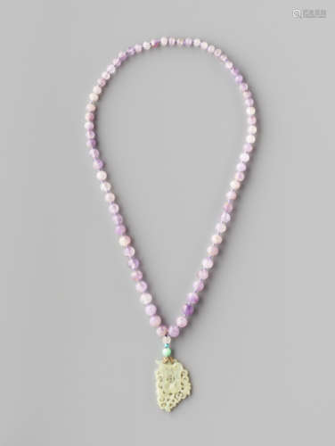 AN AMETHYST NECKLACE, 70 BEADS, SUPPORTING A WHITE JADE PENDANT, QING DYNASTY