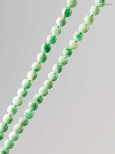 A JADEITE NECKLACE WITH SHADES OF INTENSE EMERALD GREEN, 116 BEADS, QING DYNASTY