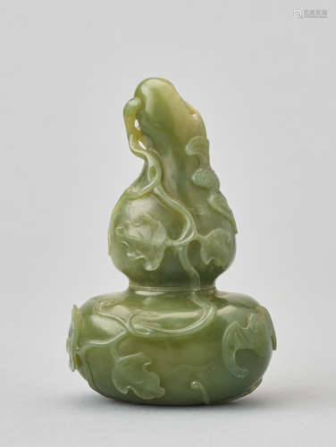 A FINE JADE WATER DROPPER IN DOUBLE GOURD SHAPE, QING