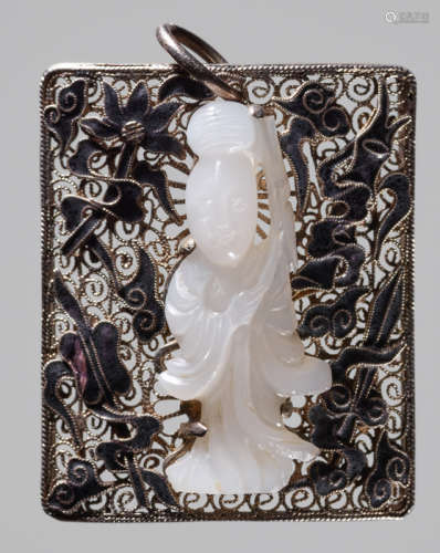 AN ENAMELED SILVER PENDANT WITH A WHITE JADE GUANYIN, LATE QING OR REPUBLIC