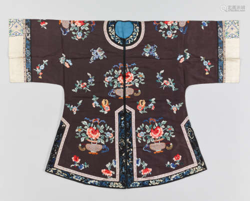 A MIDNIGHT BLUE SILK LADY’S ROBE WITH FLOWER BASKETS, 1900s