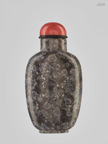 A GREY LIMESTONE ‘CLOUD PATTERN’ SNUFF BOTTLE, QING DYNASTY