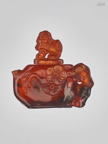 A LIDDED MINIATURE WATER DROPPER CARVED FROM AMBER, QING