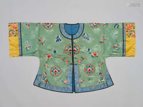 A GREEN SILK WAITAO LADY’S JACKET WITH LOTUS ROUNDELS, QING DYNASTY
