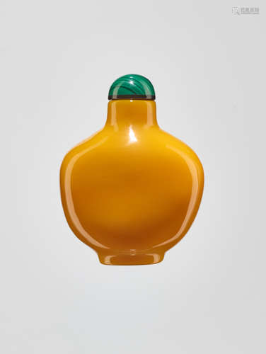 AN ‘IMPERIAL’ YELLOW BEIJING GLASS SNUFF BOTTLE, 19th CENTURY