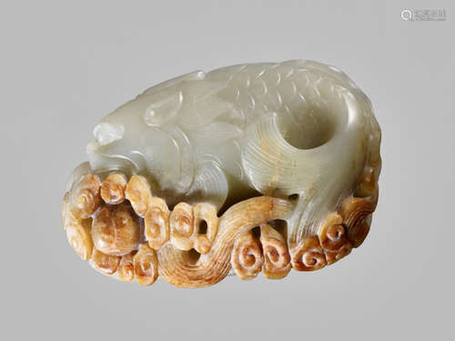 A FINE CELADON AND RUSSET JADE ‘DRAGON-FISH’ PEBBLE CARVING