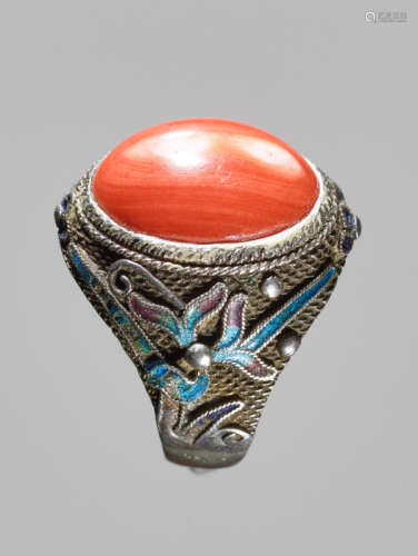 AN ENAMELED EXPORT SILVER RING WITH A LARGE CORAL CABOCHON, QING DYNASTY