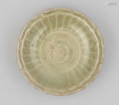 A FLORAL RIMMED LONGQUAN DISH WITH CARVED DÉCOR, YUAN / MING DYNASTIES