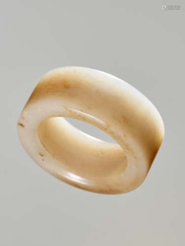 A SMALL ARCHERS RING, WHITE NEPHRITE WITH SHADES OF RUSSET, LATE MING OR EARLY QING DYNASTY