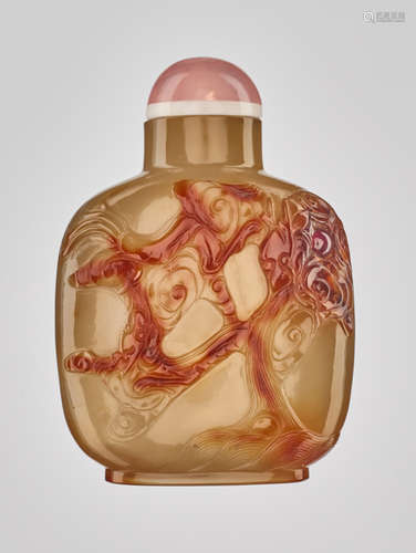 A SHADOW AGATE ‘DRAGON’ SNUFF BOTTLE, MID QING DYNASTY