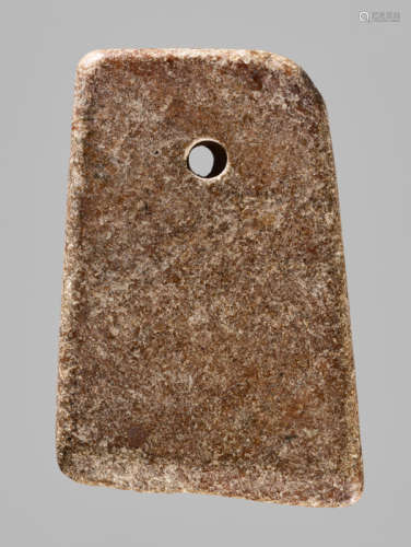 A BROWN MOTTLED STONE AXE BLADE ‘FU’