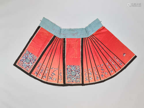 A QING DYNASTY MA MIAN QUN SILK SKIRT WITH FLORAL EMBROIDERY