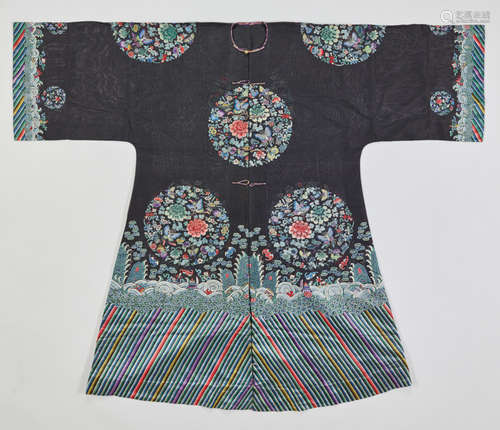 AN EMBROIDERED SILK GAUZE LADY’S SURCOAT, JIAGUA, QING