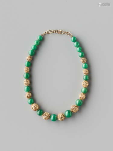 AN AVENTURINE AND GOLD EVENING NECKLACE, LATE QING DYNASTY