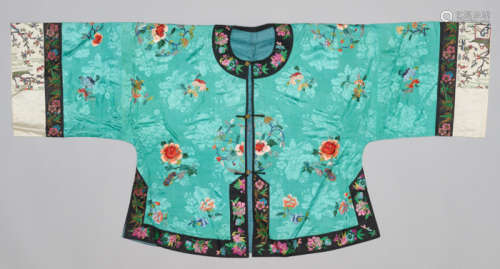 A TURQUOISE SILK WAITAO LADY’S JACKET WITH FLORAL ROUNDELS, 1920s