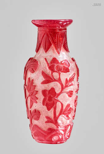 A RED OVERLAY-GLASS BALUSTER VASE WITH FLOWERS, QING DYNASTY