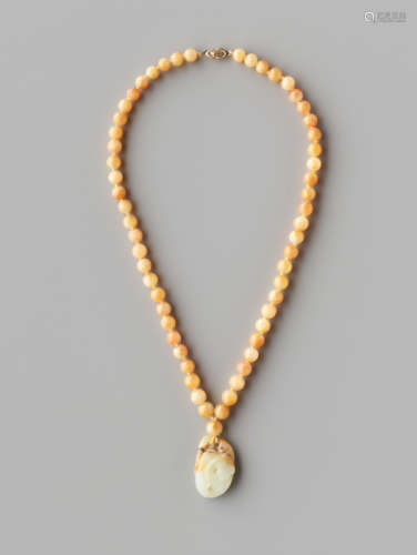 A YELLOW JADEITE NECKLACE WITH A NEPHRITE ‘PEACH’ PENDANT, 57 BEADS