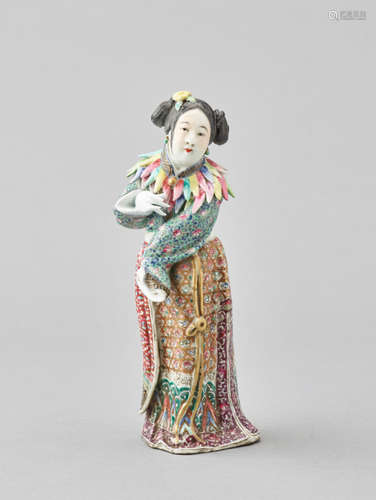 A FAMILLE ROSE PORCELAIN FIGURE OF A COURT LADY, QING DYNASTY