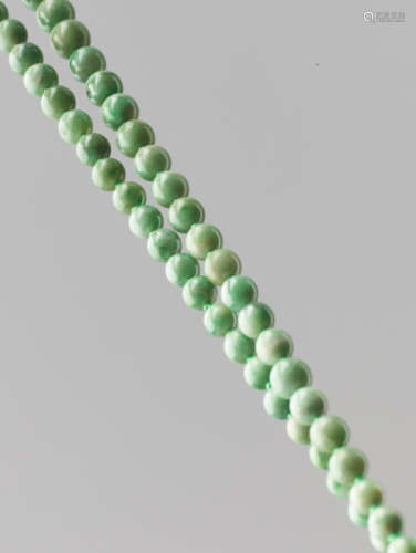 A MOTTLED GREEN JADEITE BEAD NECKLACE, 97 BEADS, LATE QING DYNASTY