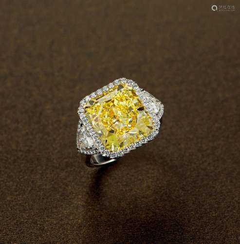 10.43克拉艳彩黄色钻石配钻石戒指，净度VVS1