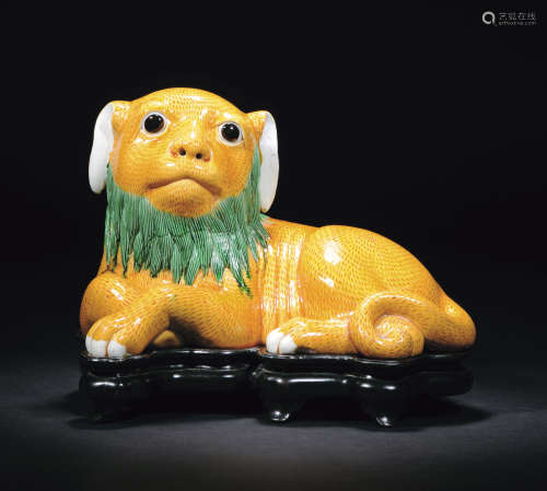 清 三彩瓷塑卧犬