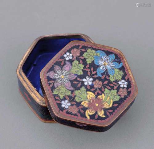 清 铜胎嵌丝珐琅花卉纹六陵式粉盒
