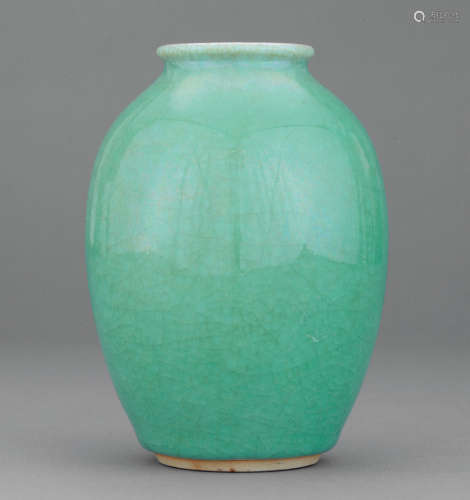 清中期 绿哥釉瓶