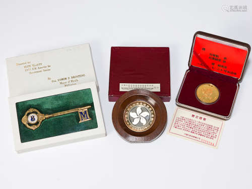 菲律宾镀金纪念锁匙，中华人民共和国香港特别行政区基本法咨询委员会纪念银章（1985-1990）及内蒙古自治区成立五十周年纪念镀金银章（1947-1997）