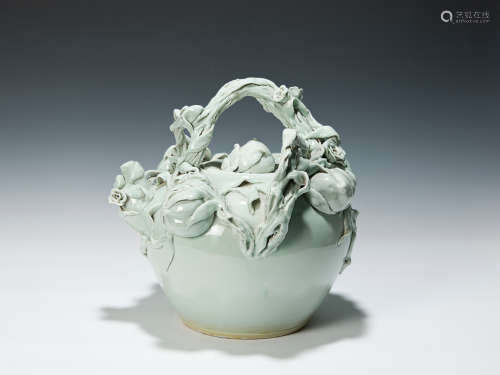 白釉雕瓷桃纹茶壶
