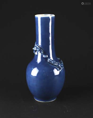 清代蓝釉贴塑螭龙纹长颈瓶