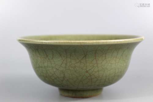 Chinese crackle glaze celadon porcelain bowl, Qing Dynasty.