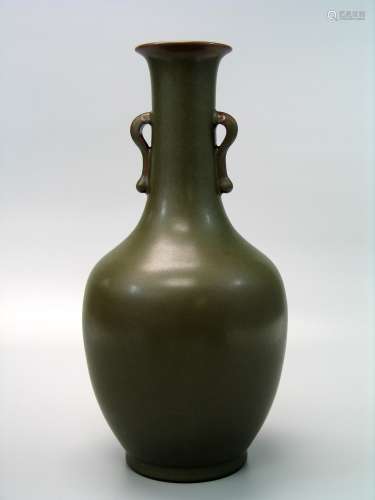 Chinese tea dust porcelain vase, Qianlong mark.