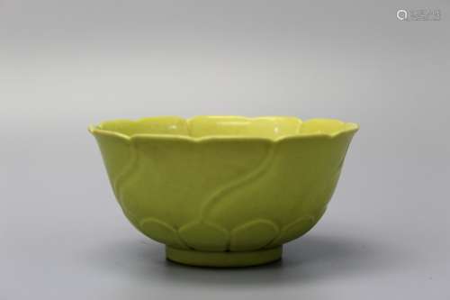 Chinese yellow glazed porcelain bowl, Yongzheng mark.