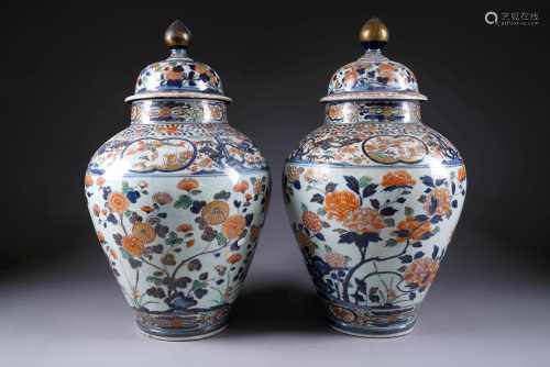 Paire de grandes Potiches couvertes Imari.