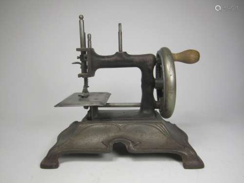 OLD SEWING MACHINE TOY