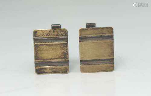 PAIR OF STERLING AND 14 K GOLD MAN CUFFLINKS