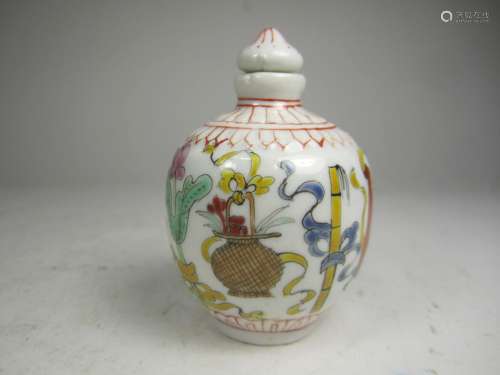 CHINESE ROUND PORCELAIN SNUFF BOTTLE,