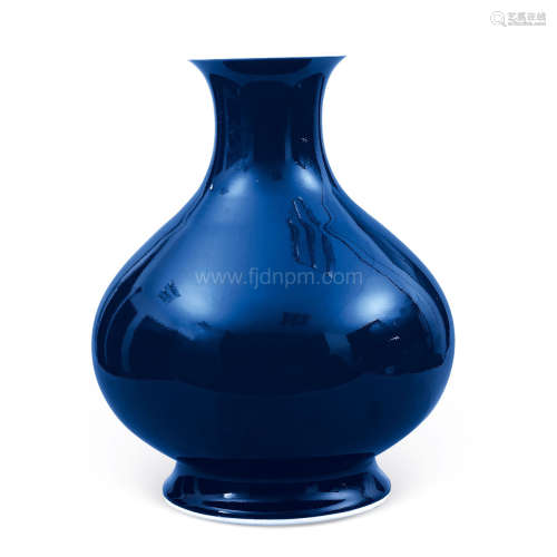 仿清乾隆款 霁蓝釉瓶