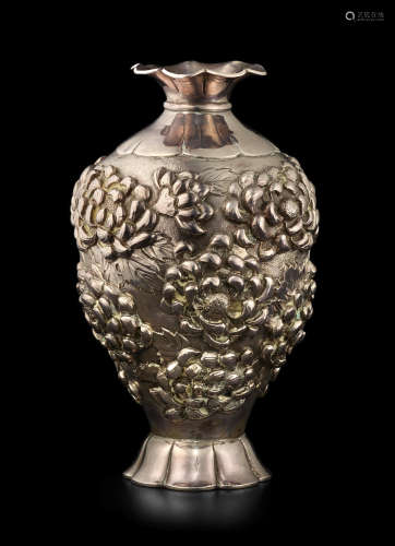 Taisho (1912-1926) or Showa (1926-1989) era, early 20th century A small silver flower vase