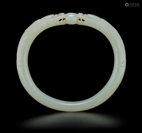 Qing dynasty A white jade 'dragon and pearl' bangle